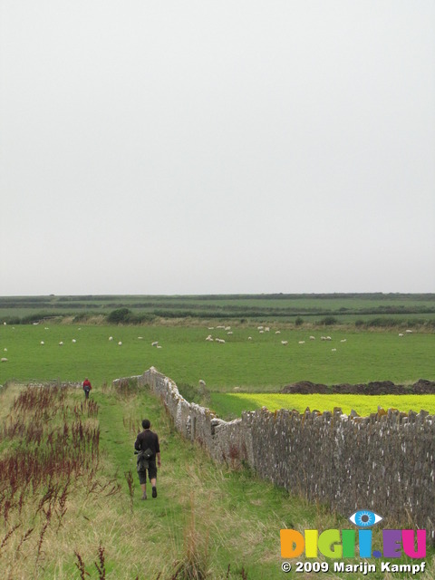 SX08089 Kristina and Wouko walking by field wall